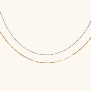 Dettaglio di collane a maglie incrociate in oro e argento con trama in acciaio lucido