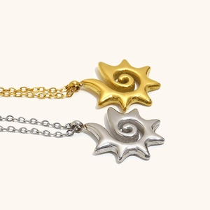 Detailansicht der Spiral-Sonnenanhänger in Gold und Silber mit passenden Gliederketten