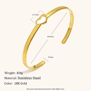 Dettaglio del bracciale a cuore in acciaio inossidabile placcato oro 18K da 60 mm