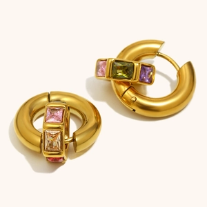 Dettaglio di orecchini a cerchio placcati oro 18K con cristalli di zirconia colorati