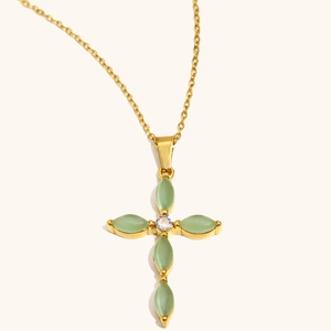 Collier croix en acier inoxydable plaqué or 18 carats avec pierres vertes et zircon