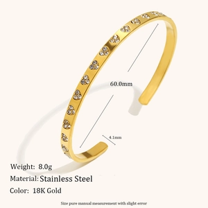 Dettaglio del bracciale in acciaio inossidabile 18K con piccoli cristalli a cuore