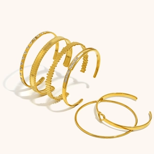 Set di 6 bracciali rigidi aperti in acciaio inossidabile placcato oro 18K con cuori