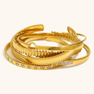 Elegante Bracciale Rigido Aperto in Acciaio Inossidabile Placcato Oro 18K per Donna Minimalista Cuore Geometrico con Strass Gioielli alla Moda