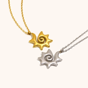 18K vergoldete und silberne Edelstahl-Sonnenanhänger-Halsketten mit Spiral-Sonnenstrahl-Motiv