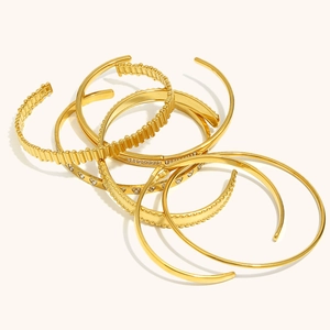 Set di bracciali in acciaio inossidabile placcato oro 18K con linee a rilievo e perline