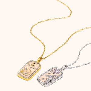 Détails de colliers constellations dorés et argentés avec bordure en zircons