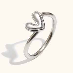 Bague minimaliste en acier inoxydable argenté avec motif cœur givré et fini poli brillant