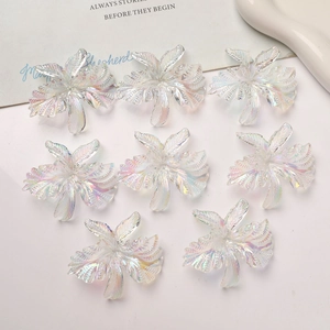 Detalle de dijes de flores acrílicas iridiscentes para accesorios de joyería DIY
