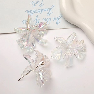 Detalle de dijes de narciso en acrílico irisado con textura delicada para joyería DIY