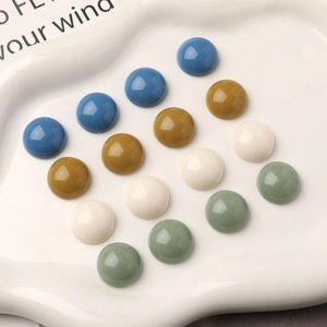 Vista plana de cuentas de resina acrílica de colores para joyería y manualidades DIY de fundas
