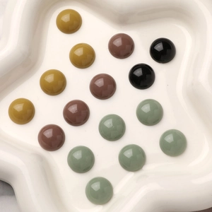 Λεπτομέρεια από ακρυλικά cabochons σε γήινους τόνους για κατασκευή DIY κοσμημάτων