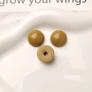 Primer plano de botones de resina verde oliva brillantes para joyas y ropa DIY
