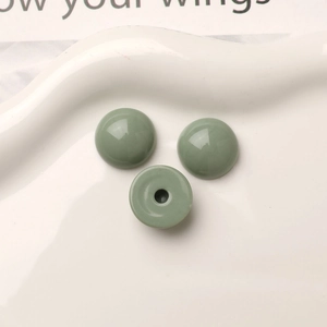 Primer plano de cuentas redondas de resina verde oscuro para accesorios de joyería DIY