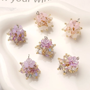 Gedetailleerd beeld van roze en paarse kristallen kerstboomhangers voor DIY-sieraden