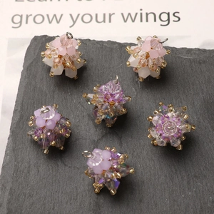 Detailweergave van handgemaakte kristallen sterhangers voor DIY-sieraden maken