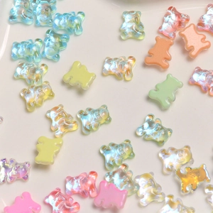 Makroaufnahme bunter Mini-3D-Bären aus Harz für Nagelkunst und DIY-Schmuckherstellung