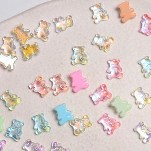 Makroaufnahme bunter schillernder Mini-Bärenanhänger für DIY-Nagelkunst-Designs