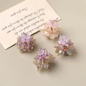 Macro-opname van handgemaakte kristallen kerstboomhanger met zilveren lussen voor DIY-sieraden