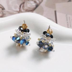 Macro-opname van handgemaakte kristallen kerstboomhangers voor feestelijke sieraden