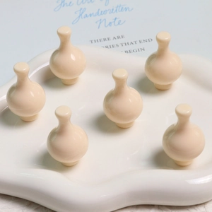 Set di sei ciondoli minimalisti in resina crema per orecchini fai-da-te e decorazioni