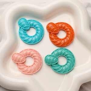 Gros plan d'anneaux en résine à texture spirale colorée pour boucles d'oreilles DIY