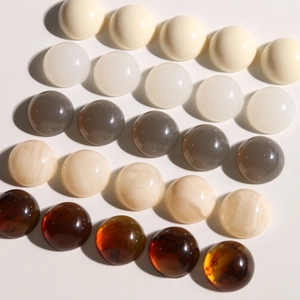 Vue macro de breloques cabochons en résine assorties pour bijoux DIY et accessoires cheveux
