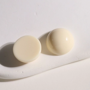 Gros plan de cabochons ronds en résine crème avec une finition lisse et polie