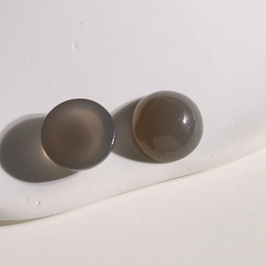 Détail macro de perles en résine gris fumé translucide avec finition polie pour bijoux