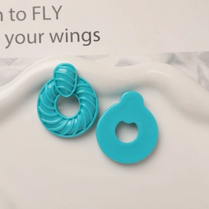 Vue macro des composants de bijoux ronds en résine turquoise avec texture en spirale