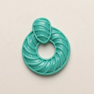 Détail des pièces de boucles d'oreilles rondes en résine bleu tiffany à texture spirale