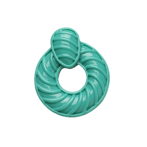 Boucle d'oreille ronde en résine cyan rétro avec texture spirale sur fond blanc