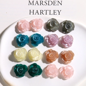 Charmantes roses pailletées en résine colorée pour la création de bijoux DIY