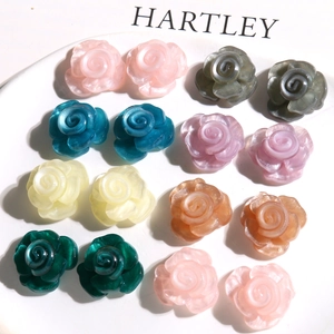 Vue macro de pétales de rose en résine colorés pour accessoires de bijoux DIY