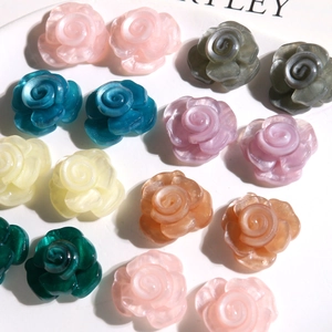 Détail macro de roses en résine nacrée avec effet œil de chat pour création de bijoux DIY
