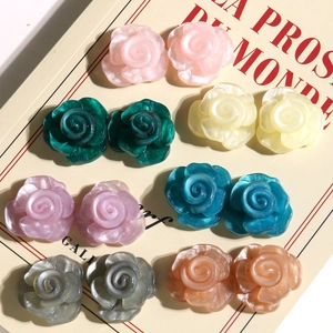 Gros plan de perles roses en résine aux reflets nacrés pour la création de bijoux DIY