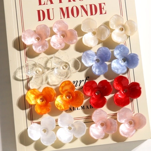 Dettaglio di petali di fiori in acrilico multicolore per accessori di gioielli DIY