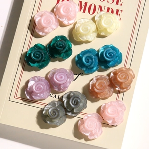Breloques de roses en acrylique nacré pour boucles d'oreilles DIY en couleurs variées