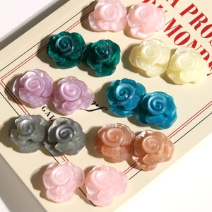 Détail de breloques roses en acrylique pailleté coloré pour création de boucles d'oreilles