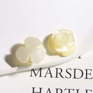 Vue détaillée de fleurs en résine nacrée et trèfles pour accessoires de bijoux