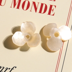 Dettaglio macro di perle di tulipano in acrilico perlato per accessori per gioielli fai da te