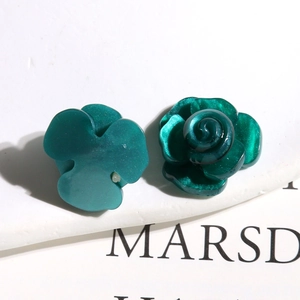 Détails macro de pièces florales en acrylique rose et trèfle vert foncé avec fini nacré
