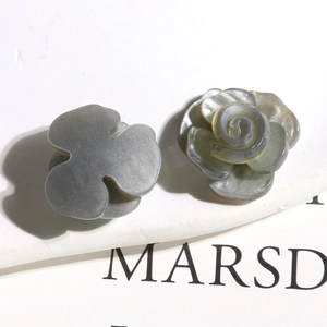 Macro de pendentifs fleurs de camélia et rose en acrylique gris fumé pour boucles d'oreilles