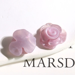 Détail de fleurs de rose et camélia en résine lavande pour fabrication de bijoux