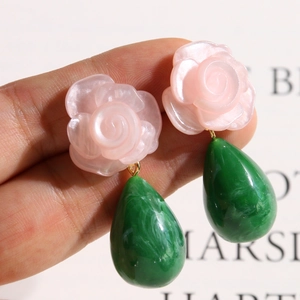 Vue détaillée de la rose en résine rose et des pendentifs goutte verte pour bijoux DIY