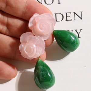 Détails de pétales de rose en résine rose et perle goutte verte sur boucles d'oreilles