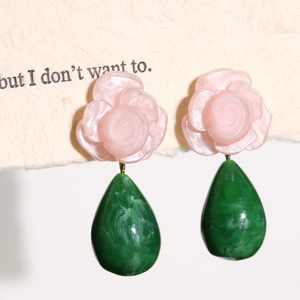 Boucles d'oreilles rose en résine avec pendentif goutte verte effet marbré été