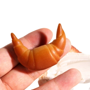 Accessorio in miniatura in resina con croissant realistico e trama di cottura dettagliata