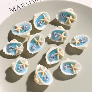 Detalle de accesorios de bricolaje de concha con estrella de mar y cristales azules
