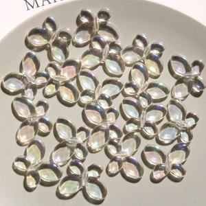 Dettaglio macro di perline a farfalla in acrilico trasparente iridescente per gioielli fai-da-te